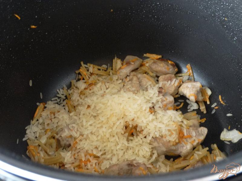 Фото приготовление рецепта: Пилав с индейкой, рисом и вермишелью шаг №4