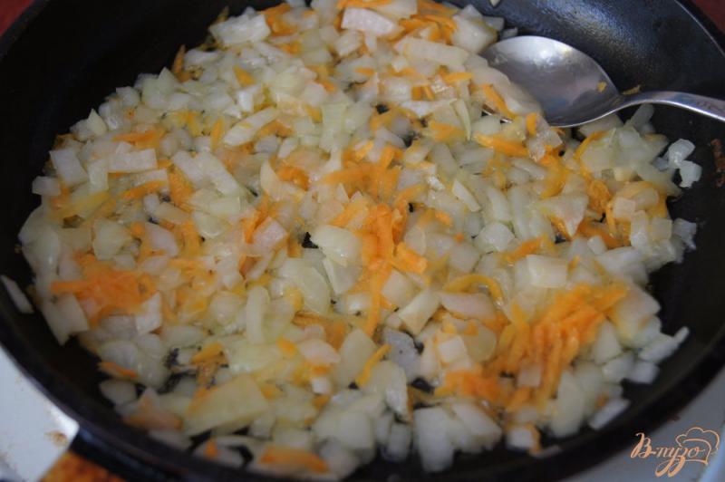 Фото приготовление рецепта: Суп с томатным сырком и горошком шаг №3