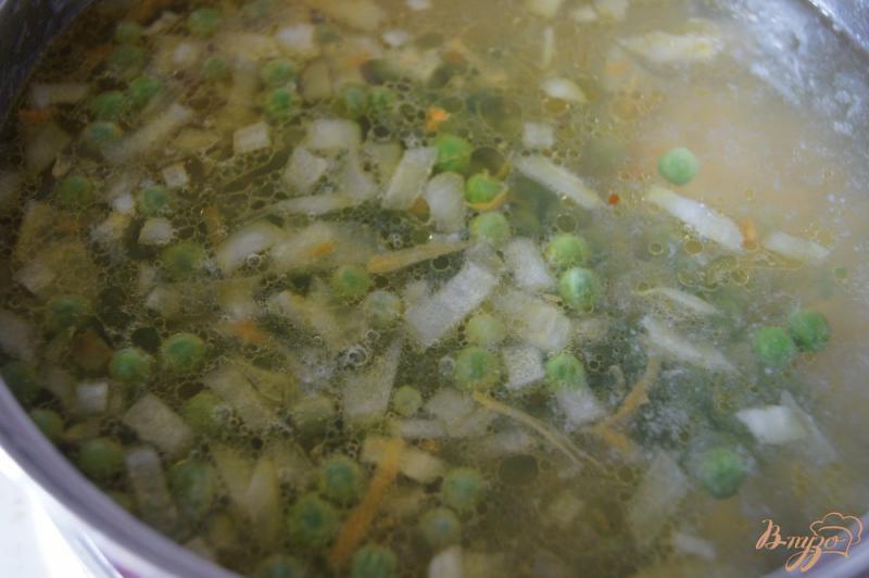 Фото приготовление рецепта: Суп с томатным сырком и горошком шаг №4