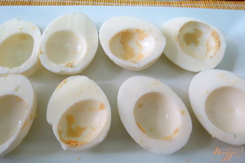 Фото приготовление рецепта: Яйца фаршированные сельдью шаг №5