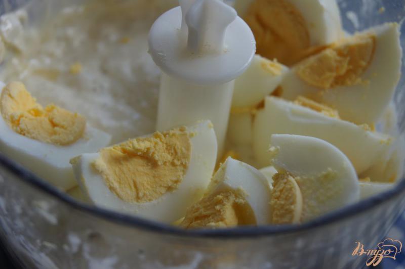 Фото приготовление рецепта: Паштет из сардин в масле, яиц и плавленого сырка шаг №2