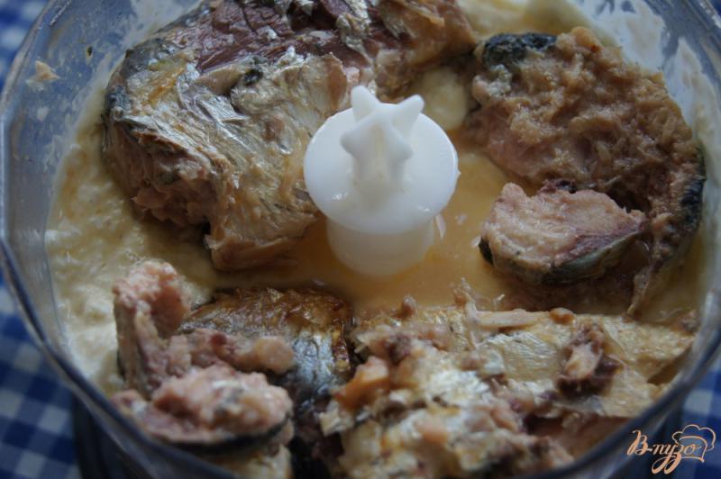Фото приготовление рецепта: Паштет из сардин в масле, яиц и плавленого сырка шаг №4