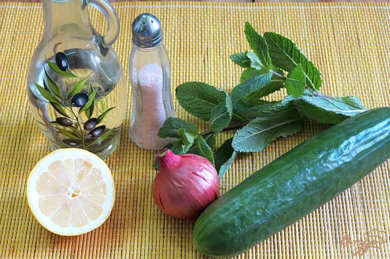 Фото приготовление рецепта: Салат из огурцов и мяты шаг №1