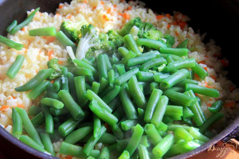 Фото приготовление рецепта: Рис с овощами на гарнир шаг №4