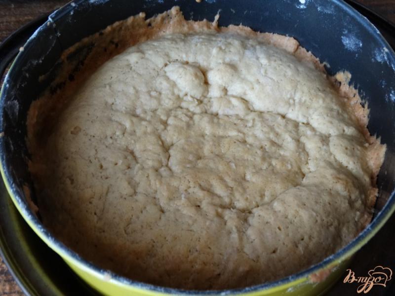 Фото приготовление рецепта: Пирог с творогом и черной смородиной шаг №3