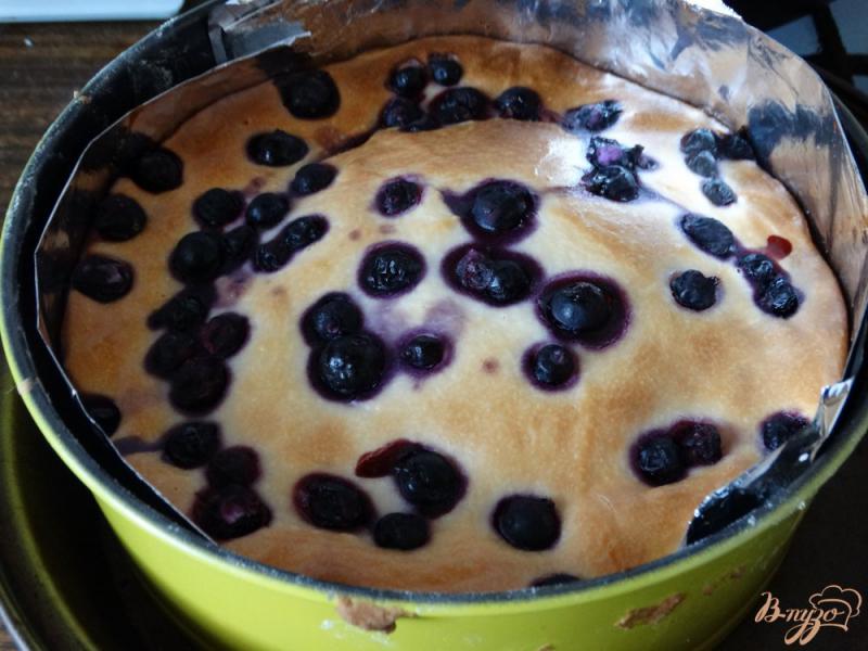 Фото приготовление рецепта: Пирог с творогом и черной смородиной шаг №8