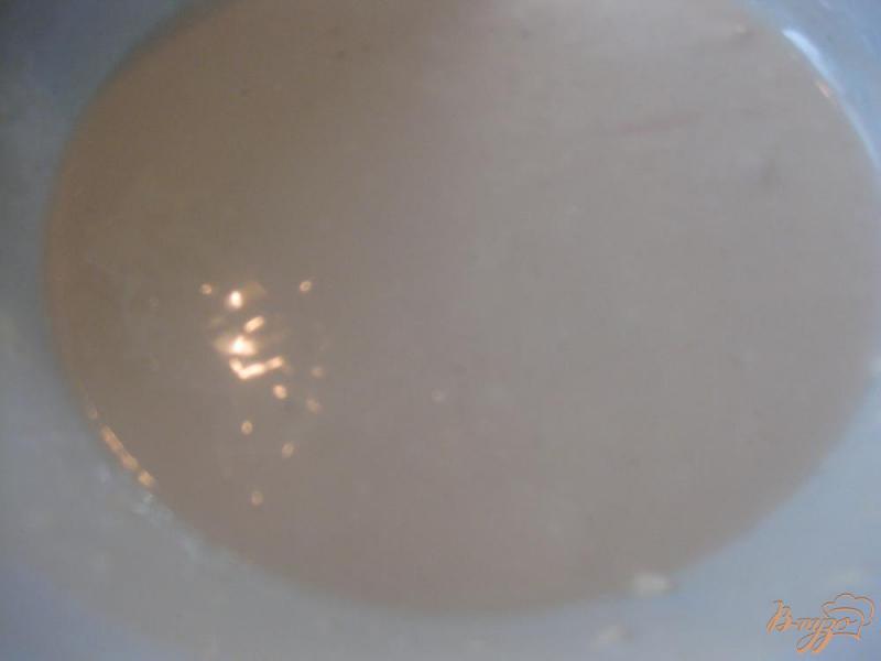 Фото приготовление рецепта: Дрожжевой рогалик с персиковым джемом шаг №2