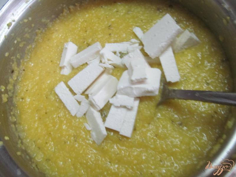 Фото приготовление рецепта: Полента с сыром фета и мятой шаг №5