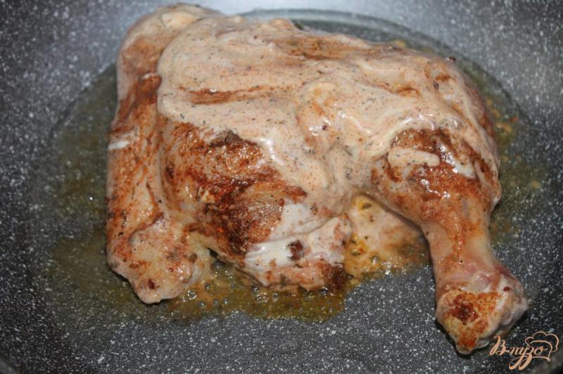 Фото приготовление рецепта: Жареный куриный окорок в специях шаг №4