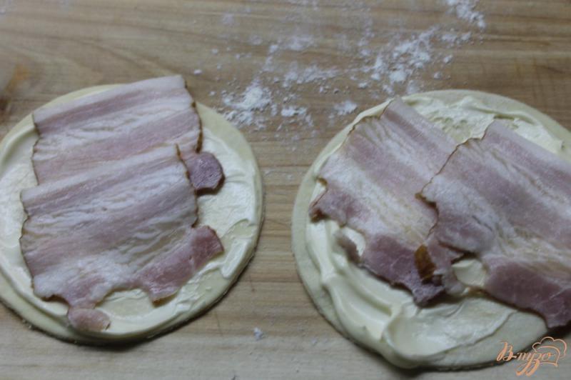 Фото приготовление рецепта: Слоеные лепешки с сыром и беконом шаг №2