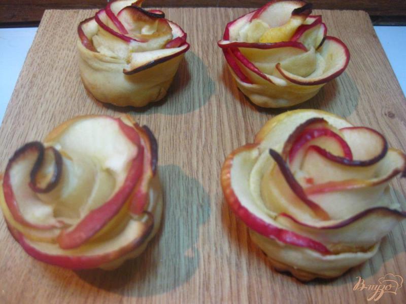 Фото приготовление рецепта: Розочки из песочного теста с яблоками шаг №16