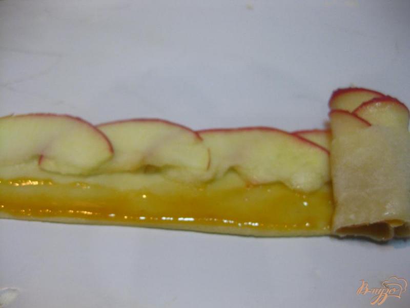Фото приготовление рецепта: Розочки из песочного теста с яблоками шаг №13