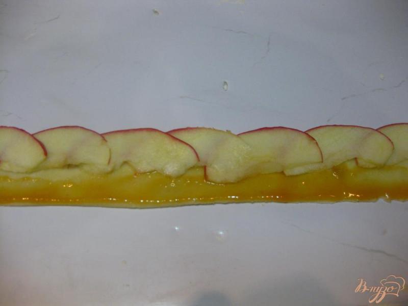 Фото приготовление рецепта: Розочки из песочного теста с яблоками шаг №12