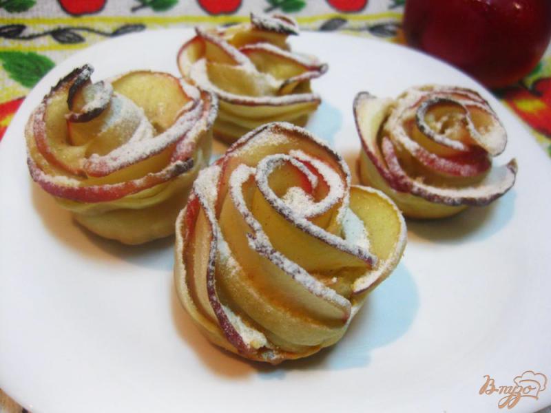 Фото приготовление рецепта: Розочки из песочного теста с яблоками шаг №18