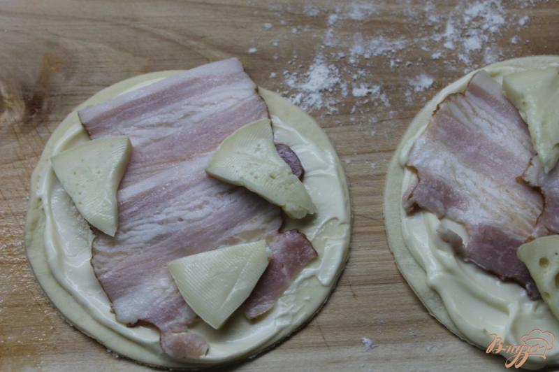 Фото приготовление рецепта: Слоеные лепешки с сыром и беконом шаг №3
