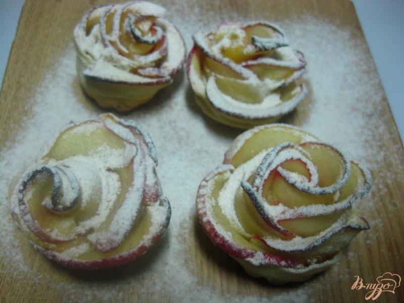 Фото приготовление рецепта: Розочки из песочного теста с яблоками шаг №17
