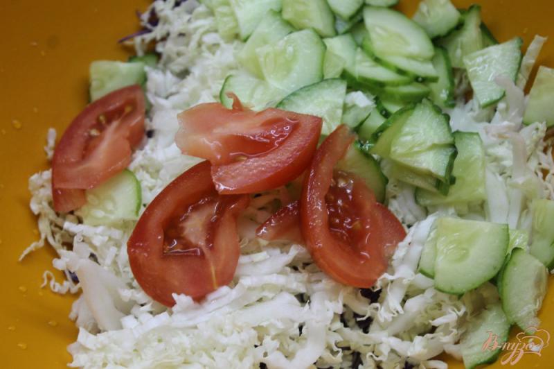 Фото приготовление рецепта: Капустный салат с овощами и маринованным красным луком шаг №3