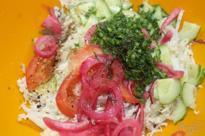 Фото приготовление рецепта: Капустный салат с овощами и маринованным красным луком шаг №4