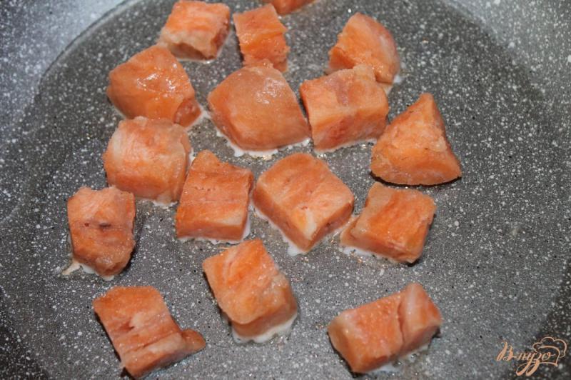 Фото приготовление рецепта: Салат с рукколой и сливочным лососем шаг №2