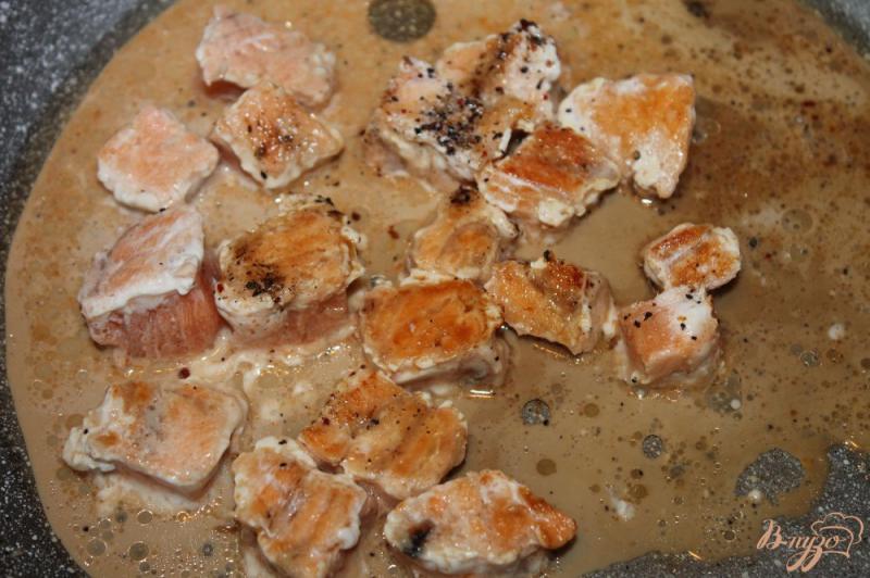 Фото приготовление рецепта: Салат с рукколой и сливочным лососем шаг №5