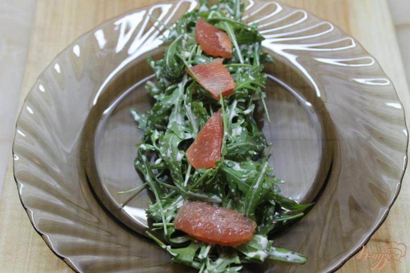 Фото приготовление рецепта: Салат с рукколой и сливочным лососем шаг №6