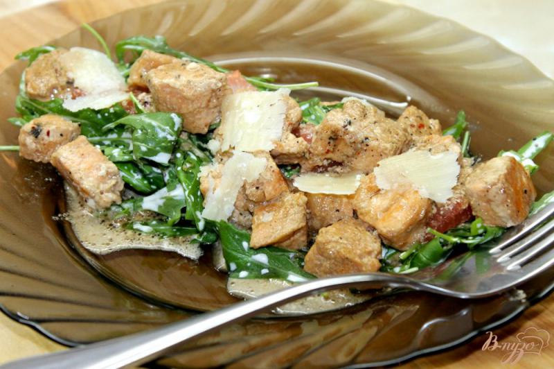 Фото приготовление рецепта: Салат с рукколой и сливочным лососем шаг №8