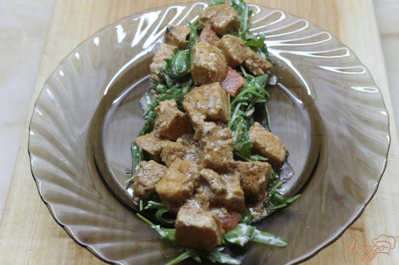 Фото приготовление рецепта: Салат с рукколой и сливочным лососем шаг №7