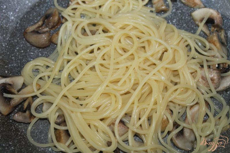 Фото приготовление рецепта: Спагетти с грибами и соевым соусом шаг №2