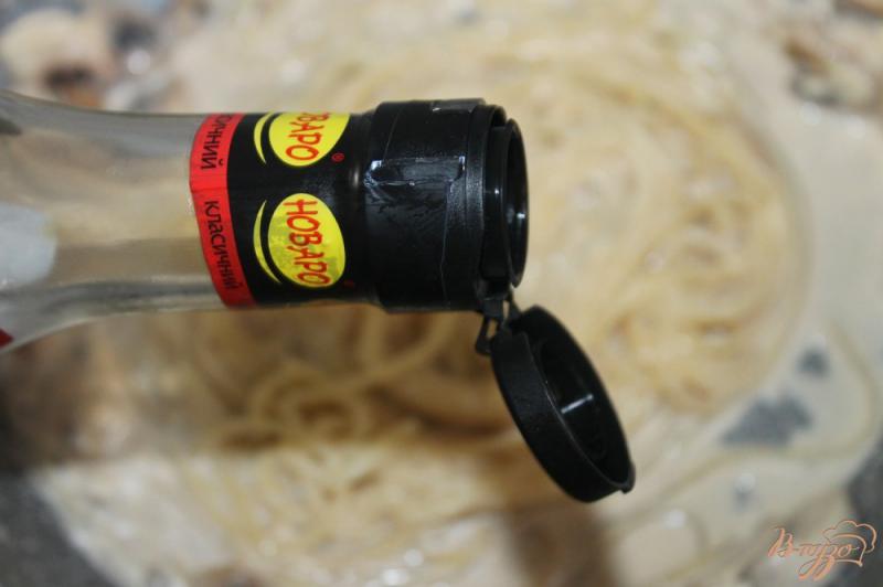 Фото приготовление рецепта: Спагетти с грибами и соевым соусом шаг №4