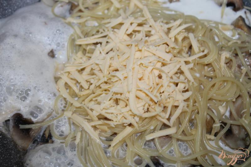Фото приготовление рецепта: Спагетти с грибами и соевым соусом шаг №3