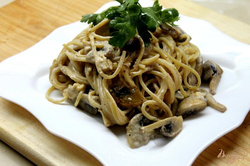 Фото приготовление рецепта: Спагетти с грибами и соевым соусом шаг №5