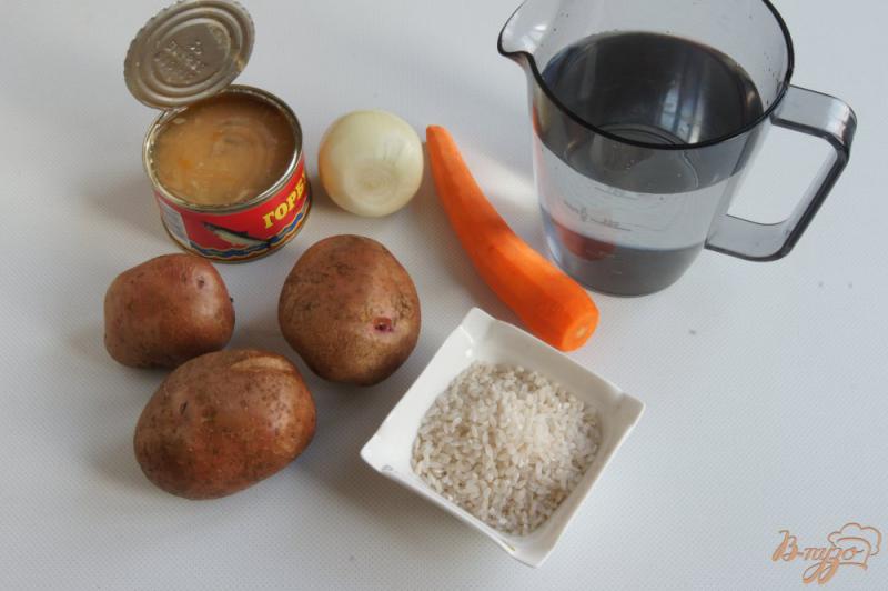 Фото приготовление рецепта: Суп с консервированной горбушей шаг №1