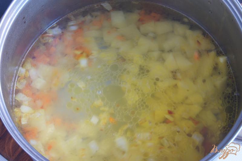 Фото приготовление рецепта: Суп с консервированной горбушей шаг №3