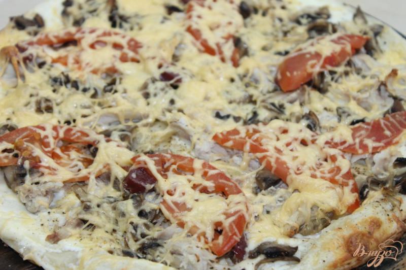Фото приготовление рецепта: Пицца с грибами, куриным мясом и помидорами шаг №6