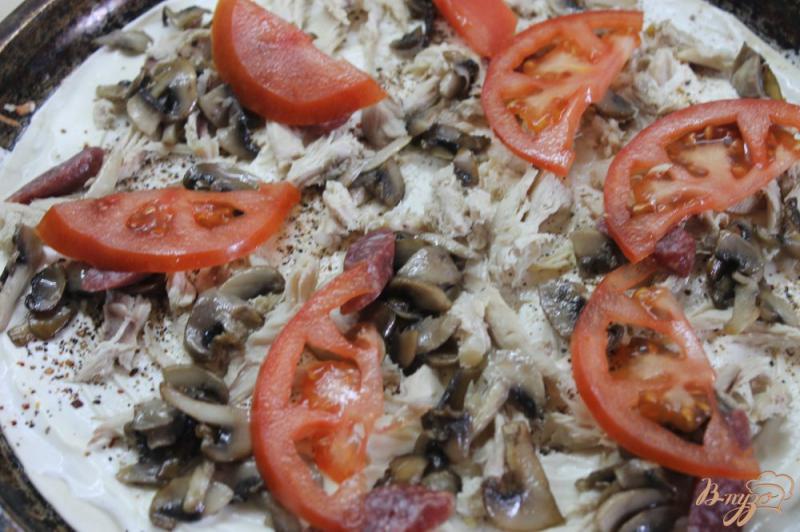 Фото приготовление рецепта: Пицца с грибами, куриным мясом и помидорами шаг №4