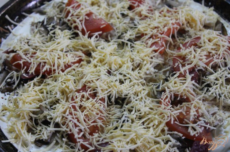 Фото приготовление рецепта: Пицца с грибами, куриным мясом и помидорами шаг №5