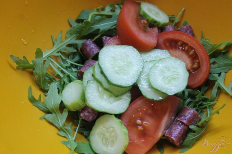 Фото приготовление рецепта: Салат с рукколы, колбасок и помидоров шаг №4