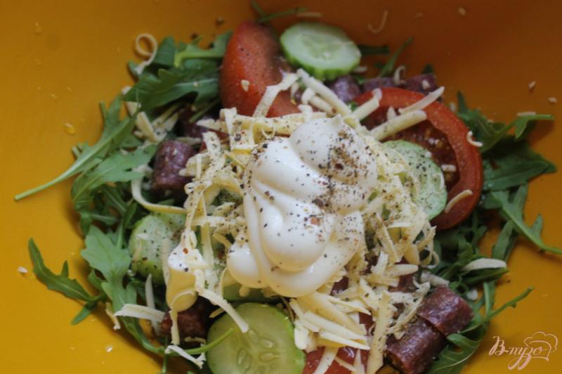 Фото приготовление рецепта: Салат с рукколы, колбасок и помидоров шаг №6