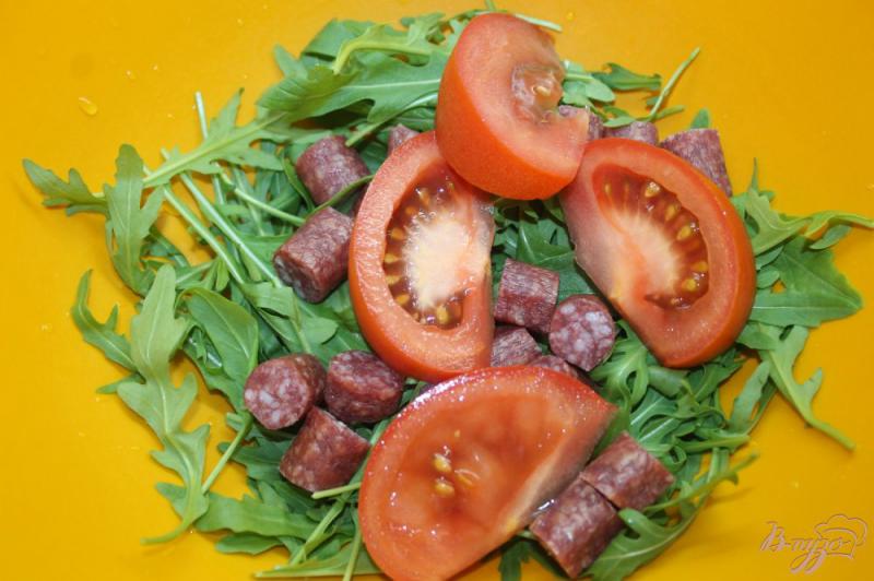 Фото приготовление рецепта: Салат с рукколы, колбасок и помидоров шаг №3