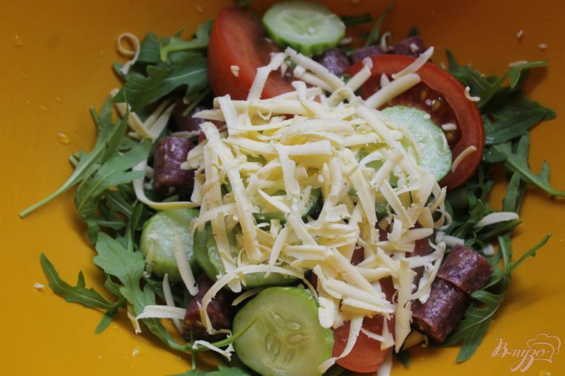 Фото приготовление рецепта: Салат с рукколы, колбасок и помидоров шаг №5