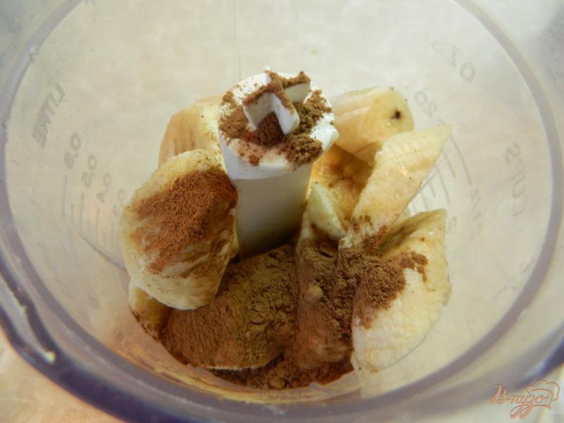 Фото приготовление рецепта: Банановый десерт с орехами шаг №3