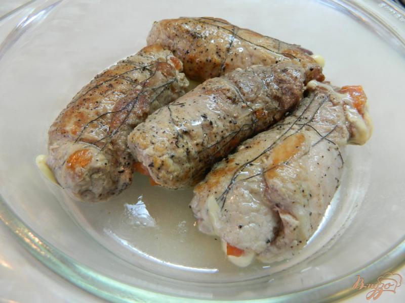 Фото приготовление рецепта: Мясные рулеты с помидором и сыром шаг №8