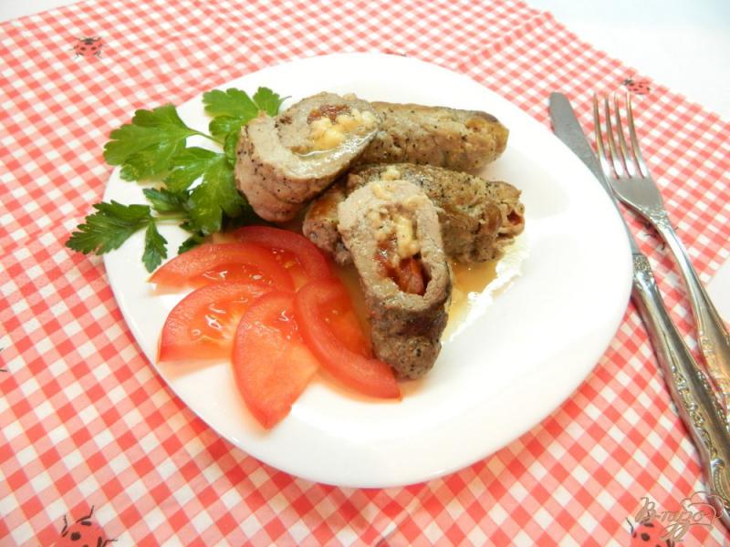 Фото приготовление рецепта: Мясные рулеты с помидором и сыром шаг №9
