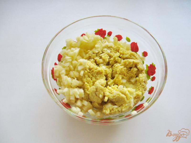 Фото приготовление рецепта: Закуска из сельди, свеклы и яиц шаг №6