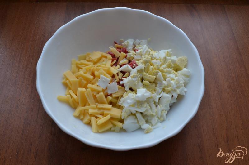 Фото приготовление рецепта: Салат с сырокопченой колбасой, сыром и оливками шаг №2