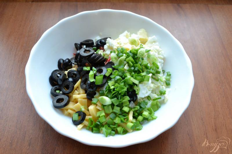 Фото приготовление рецепта: Салат с сырокопченой колбасой, сыром и оливками шаг №3