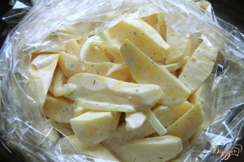 Фото приготовление рецепта: Картофель, запеченный в сметане в рукаве шаг №4