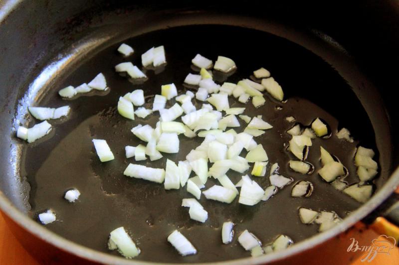 Фото приготовление рецепта: Омлет с колбасой и стручковой фасолью шаг №1