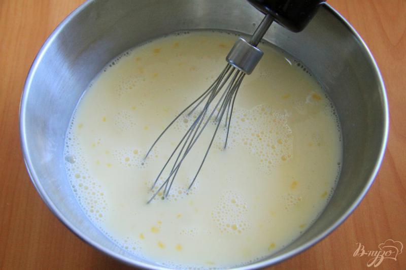 Фото приготовление рецепта: Омлет с колбасой и стручковой фасолью шаг №6