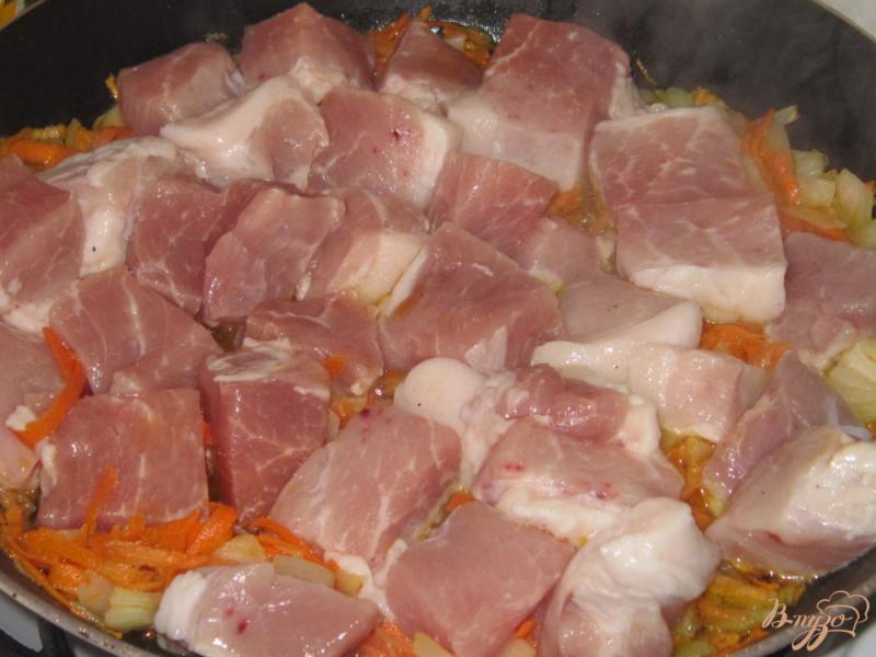 Фото приготовление рецепта: Свинина тушеная с кукурузой шаг №2